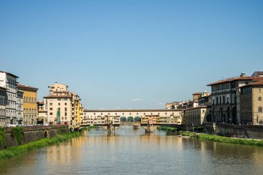 İtalya Floransa Toscana 'da Ponte Vecchio. Sarı çamurlu nehir.