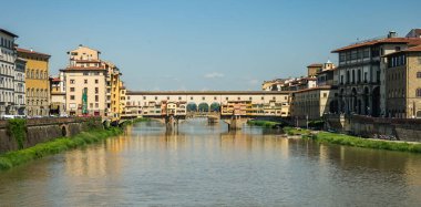 İtalya Floransa Toscana 'da Ponte Vecchio. Sarı çamurlu nehir.