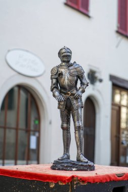 Bodensee Almanya 'sında Meersburg şehrinde bir şövalye heykeli kırmızı bir kumaşın üzerinde duruyor. Heykel metalden yapılmıştır ve çok ayrıntılıdır. Şövalye bir zırh giyiyor ve elinde bir kılıç tutuyor.