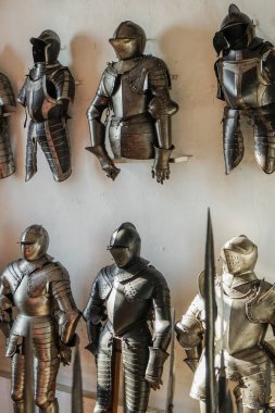 Antik şövalye zırhı müzede sergileniyor. Ortaçağ sergileri demirden yapılmıştır..