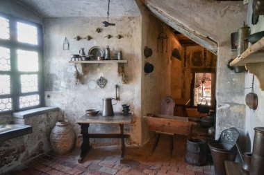 Masalarda ve duvarlarda çeşitli eşyalar olan bir ortaçağ mutfağının dekorasyonu. Tüm nesneler Almanya 'da bir müzededir..
