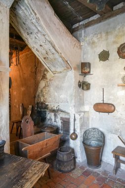 Masalarda ve duvarlarda çeşitli eşyalar olan bir ortaçağ mutfağının dekorasyonu. Tüm nesneler Almanya 'da bir müzededir..