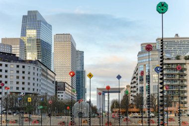 Fransa 'nın La Defense bölgesindeki Paris şehrindeki modern bölge ve yeni Zafer Takı manzarası. Akşam oldu, gökyüzü mavi ve bulutlu..