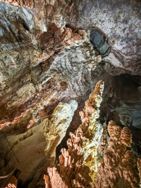 İtalya 'da Umbria bölgesinde çok büyük bir mağara olan Grotti Frassasi. Sarkıt ve dikitler şeklinde taş oluşumları.