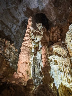 İtalya 'da Umbria bölgesinde çok büyük bir mağara olan Grotti Frassasi. Sarkıt ve dikitler şeklinde taş oluşumları.