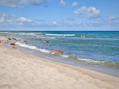 Kaliningrad Rusya 'sında Baltık Denizi' nin yanındaki sahilde büyük bir tahta engel vardır. Sahne sakin ve huzurlu, dalgalar yavaşça kıyıya vuruyor..