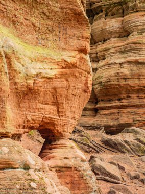 Kızıl kaya oluşumları Almanya 'nın Saarland bölgesinde Altschlossfelsen' i yedeklemektedir. Taşların parlak kırmızı ve turuncu renkli ve soyut bir şekli var..