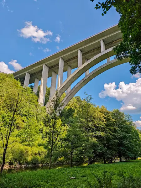 Almanya 'da otoban A 81 vadisini kapsayan büyük beton bir köprü. Köprü yapısı aşağıdan çekiliyor. Arka planda gökyüzü mavi ve bulutlu birkaç bulutla.