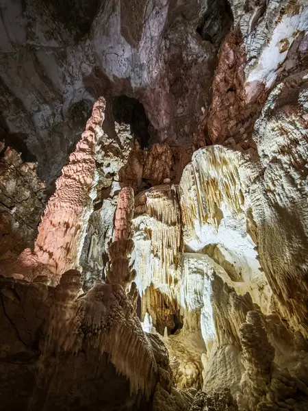 İtalya 'da Umbria bölgesinde çok büyük bir mağara olan Grotti Frassasi. Sarkıt ve dikitler şeklinde taş oluşumları.