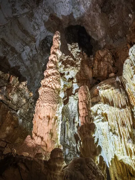İtalya 'da Umbria bölgesinde çok büyük bir mağara olan Grotti Frassasi. Sarkıt ve dikitler şeklinde taş oluşumları.