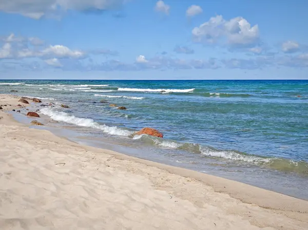 Kaliningrad Rusya 'sında Baltık Denizi' nin yanındaki sahilde büyük bir tahta engel vardır. Sahne sakin ve huzurlu, dalgalar yavaşça kıyıya vuruyor..