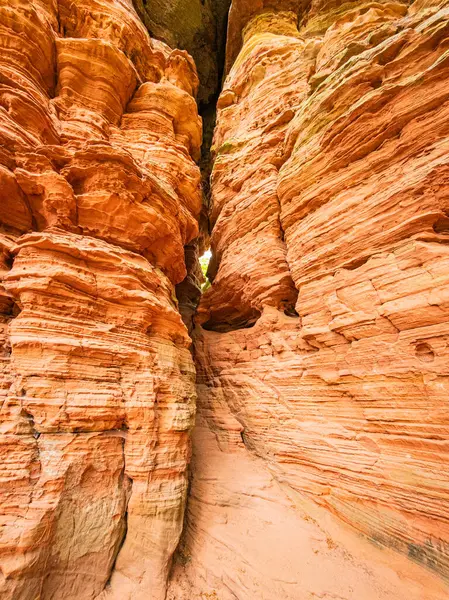 Kızıl kaya oluşumları Almanya 'nın Saarland bölgesinde Altschlossfelsen' i yedeklemektedir. Taşların parlak kırmızı ve turuncu renkli ve soyut bir şekli var..