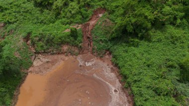 Florida 'nın göbeğindeki Milton Kasırgası' nın ardından yıkılmış enkaz, devrilmiş ağaçlar ve yeniden inşa edilen topluluklardan oluşan bir manzara ortaya çıktı..