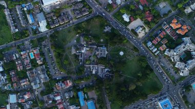 Devon House, Kingston 'ın kalbinde büyük bir mülk, Jamaika' nın ilk siyahi milyonerlerinden biri olan George Stiebel tarafından inşa edildi. Bu tarihi eser zarif bir mimari sergiliyor ve J 'deki miras, başarı ve kültürel gurur sembolü olarak duruyor.