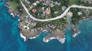 Ünlü Trident Hotel 'in hava görüntüleri, bereketli yeşillik ve kristal berrak sularla çevrili Karayip kıyıları boyunca yuva yapmış büyüleyici mimarisini yakalıyor. Jamaika' da lüks ve sükunetin simgesi..