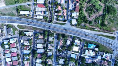 Kingston şehir merkezinin hareketli caddeleri üzerindeki hava manzarası kalabalık pazarlar, canlı dükkanlar ve Jamaika 'nın başkentinin enerjisiyle dolu bir şehir manzarasını gözler önüne seriyor..