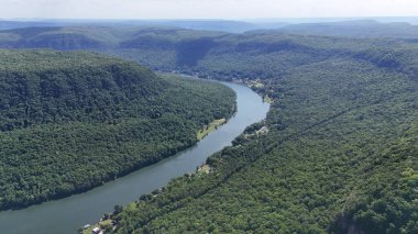 Havadan çekilen görüntüler, Tennessee Nehri 'nin Chattanooga boyunca kıvrılarak zarif kıvrımlarını, manzaralı köprülerini ve kentsel gelişimin ahenkli bir karışımını doğal olarak çevreleyen