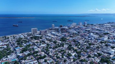 Kingston City 'ye tepeden bakan bir bakış açısı, hareketli limana doğru uzanan ve sonunda sakin ufka karışıp Jamaika' nın dinamik başkentinin özünü yakalayan hareketli genişliğini gözler önüne seriyor..
