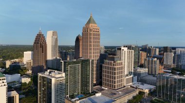 Atlanta gökdelenlerini ve mimari harikalarını gözler önüne seriyor. Bu hareketli şehrin dinamik enerjisini vurgulayan canlı şehir manzarasıyla mükemmel bir şekilde tamamlanmış.