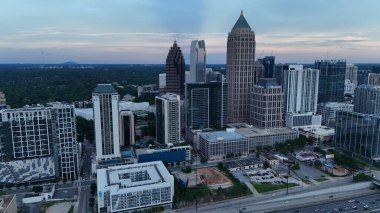Atlanta gökdelenlerini ve mimari harikalarını gözler önüne seriyor. Bu hareketli şehrin dinamik enerjisini vurgulayan canlı şehir manzarasıyla mükemmel bir şekilde tamamlanmış.