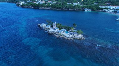 DJI Mini 4 Pro ile yakalanan ünlü Sapphire Tower Adası 'nın yan açılı çekimleri, el değmemiş plajlarını, kristal berrak sularını ve lüks tatil köyü atmosferini gözler önüne seriyor.