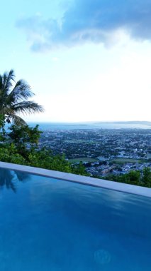 Bir DJI Mini 4 Pro tarafından çekilen günbatımı çekimi, bir havuzun sakin yüzeyinde parıldayan altın ışınları gösteriyor. Gün geceye geçerken sakin ve sakin bir atmosfer yaratıyor..