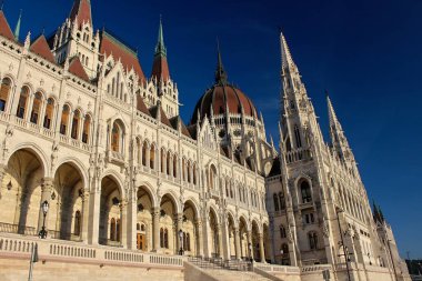 Budapeşte 'deki Macar Parlamento Binası etkileyici mimari detaylarını yüksek kuleler ve kemerlerle sergiliyor..