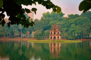 Vietnam, Hanoi 'deki Hoan Kiem Gölü' ndeki Kaplumbağa Kulesi, sakin bir anda ele geçirildi. Sabah ışığı sudan yansıyor..