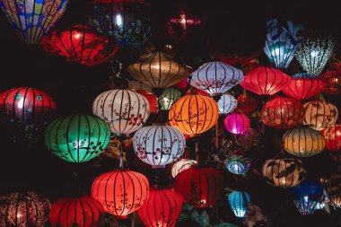 Hoi An 'da geceyi aydınlatan renkli geleneksel Vietnam fenerlerinden oluşan canlı bir koleksiyon. Her biri eşsiz desenlere ve zengin renklere sahip..