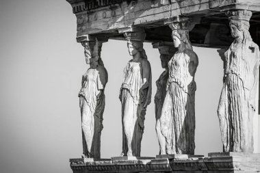 Akropolis, Atina, Yunanistan 'daki Echtheion' un ikonik Karyatitleri, tek renkli antik Yunan sanatını ve mimari güzelliğini gözler önüne seriyor.