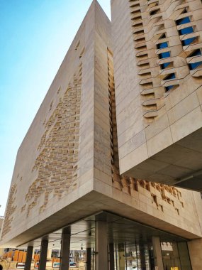 Valletta, Malta 'daki parlamento binası, desenli ve geometrik desenli modern bir cephe ile.