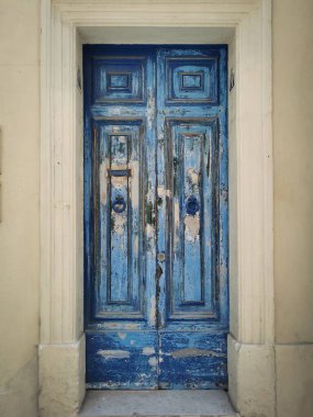 Valletta, Malta 'da tarihi bir taş çerçeveye yerleştirilmiş eski mavi ahşap kapılı..