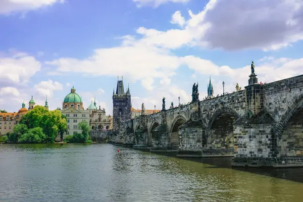 Charles Köprüsü Prag 'daki Vltava Nehri boyunca uzanır ve turistlerin gezdiği süslü taş heykeller bulunur..