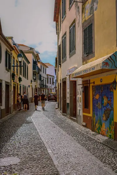 Madeira 'nın pitoresk şehir merkezinde canlı binalar ve renkli fayanslarla büyüleyici bir kaldırım taşı caddesi..
