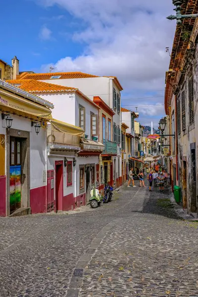 Büyüleyici kaldırım taşı caddesi Funchal, Madeira 'nın tarihi merkezinde renkli binalar ve dükkanlarla dolu. Keşif ve keşifleri davet ediyor..