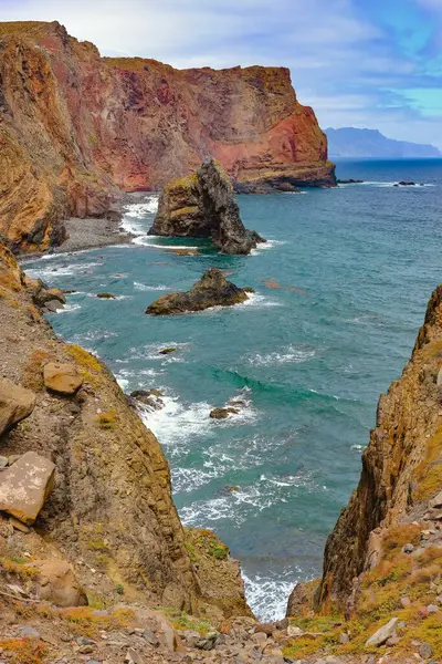Sahile vuran dalgalarla kayalık sahil kayalıkları Ponta de So Loureno, Madeira 'da doğal güzellikleri ve canlı deniz yaşamını gözler önüne seriyor..