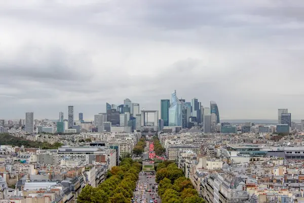 Paris 'teki La Dfense iş bölgesinin manzarası, modern gökdelenler ve şehir manzarasının ortasındaki ikonik Büyük Kemer..