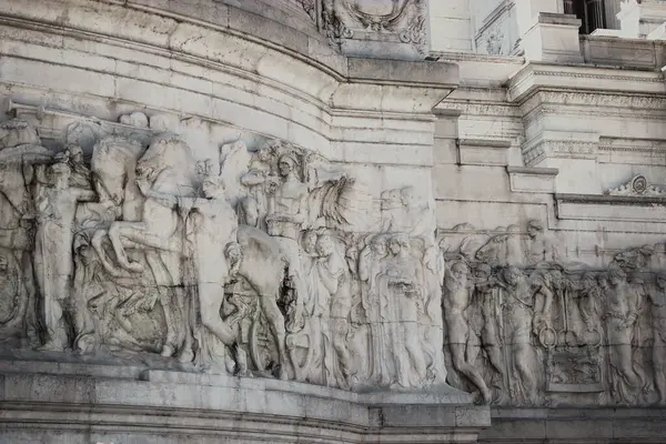 Roma 'daki Victor Emmanuel II Anıtı' nı süsleyen detaylı mermer kabartmaları..