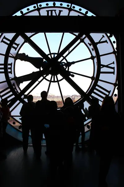 Ziyaretçiler Paris 'teki Muse d' Orsay 'deki büyük saat yüzüne karşı gölgelenmiş, şehrin ötesine benzersiz bir bakış açısı sunuyorlar..