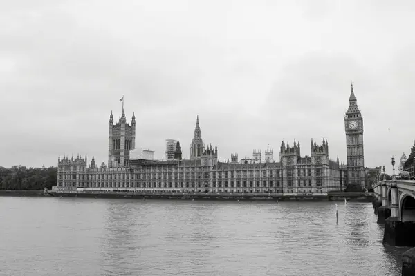 Parlamento Binası ve Big Ben 'in siyah beyaz manzarası. İnşaat iskelesi binanın üzerinde görünüyor..