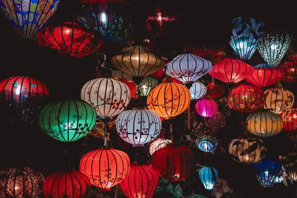 Hoi An 'da geceyi aydınlatan renkli geleneksel Vietnam fenerlerinden oluşan canlı bir koleksiyon. Her biri eşsiz desenlere ve zengin renklere sahip..