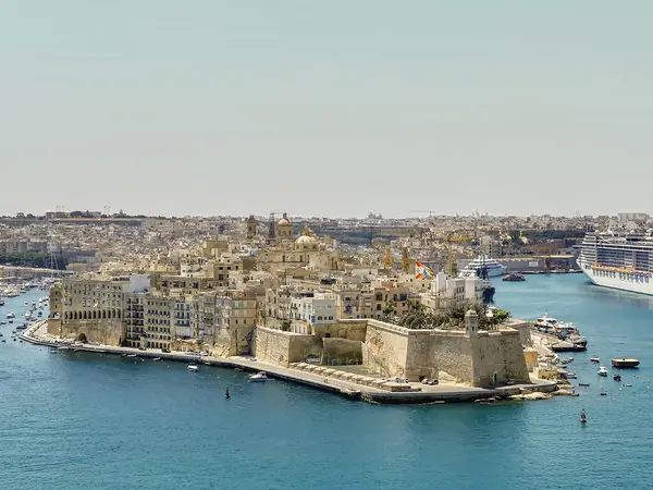 Büyük Liman 'ın mavi sularıyla çevrili Senglea' nın tarihi yerleşim bölgesinin havadan görünüşü, yakınlarda gemileri ve yatları var..