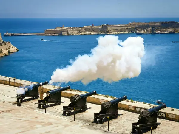 Valletta, Malta 'daki Grand Harbour' a ateş eden Battery toplarını selamlıyorum..