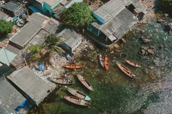 Viyetnam 'ın Phu Quoc kentindeki mavi-yeşil deniz üzerinde süzülen bir teleferiğin çarpıcı manzarası..