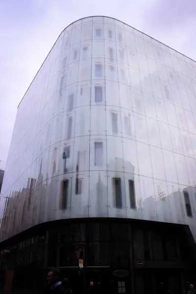 Londra 'daki modern cam cephe şehir manzarasını yansıtıyor, çağdaş mimariyle tarihi çevreyi harmanlıyor..