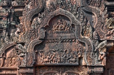 Kamboçya 'daki bir Khmer tapınağı cephesindeki mitolojik sahneleri tasvir eden karmaşık taş oymalarının yakın çekimi.