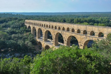 Antik Roma su kemeri Pont du Gard Fransa 'nın güneyindeki yemyeşil bir vadiyi geçiyor, yukarıdan görülüyor.