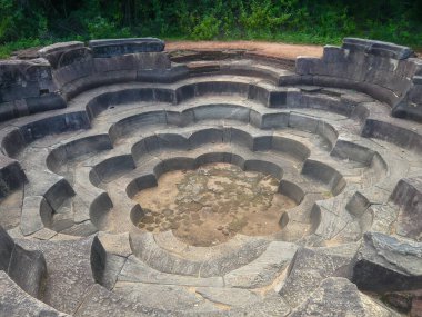 Polonnaruwa, Sri Lanka 'da bulunan ve Lotus Göleti (Nelum Pokuna) olarak bilinen, eşmerkezli basamakları olan antik taş nilüfer taşı şeklindeki gölet..
