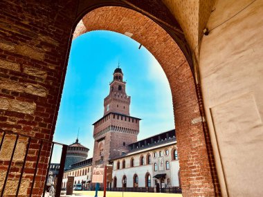 Milan, İtalya. 14 Temmuz 2024: Sforza Kalesi veya Castello Sforzesco penoramik görünümü. Sforza Kalesi Milano 'da yer almaktadır. Milano, İtalya 'daki Sforza hanedanlığından Milan Düklerinin evi..