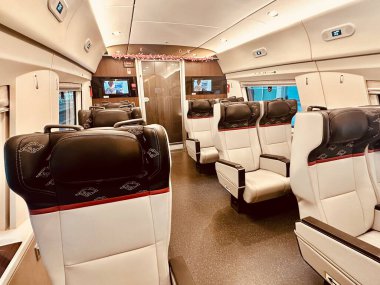 Jakarta, Endonezya - 20 Ağustos 2024: Jakarta-Bandung yüksek hızlı treni Whoosh 'un içinden birinci sınıf kamaranın içi).